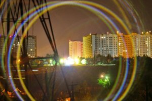 можно найти на рынке по стоимости от 2 до 3-х тыров, что явно намного завышено от его нужности
довольно специфическое стекло мало пригодное для современных цифрозеркалок из-за того что имеет максимально открытую дыру f8, автоматика фотоаппаратов просто не работает в такой темноте, хотя в мануальном режиме вполне можно снимать. Но зеркально-линзовая система дает довольно средние снимки днем  и необычную картинку с огнями городского освещения.
Для побаловаться или в коллекцию - самое оно