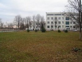 Вот больница, а это только станция, где скорая помощь без больных стоит. Посмотрел - рабочий посёлок Фряново - 11 171 человек. У нас (в прибалтике) давно не осталось больниц в таких мелких населённых пунктах, их или совсем закрыли, или оставили отделение где старики умирают. И ФАПов нет. Надо к врачу специалисту? Едь в город больше 20000 человек.