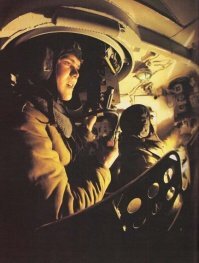 АВТОР УБЕЙСЯ АП СТЕНУ!!! Толку от тебя больше будет. В советском танке т-72 как и в Российской его версии Т-72Б3 и т-90 командир танка сидит справа в башне, Потому что там есть автомат заряжания. На фото ранний советский танк, а по фото а вообще по моему САУ судя по большому пространсту.