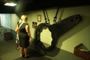 Ключ у вас какой-то детский...  Еще лет 30-40 назад большинство винтов морских судов крепились на одну центральную гайку.  Лет 20-25 назад диаметр винтов доходил до 10 и более метров.  Это сейчас винты стали (частенько) с регулируемым шагом, а не цельнолитые.  Те старые винты крепились на валу гайкой.  Применялся вот такой ключ (больше в сети не нашел, но видел сам на судоремонтном заводе в Вец-мелгрависе, под Ригой, Латвия, СССР в 1982 году).