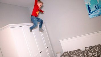 И можно свернуть, обрыв обогнуть,
Но мы выбираем трудный путь,
Опасный, как военная тропа.