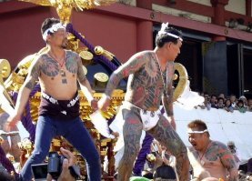 Чтобы полиция не видела? Не смеши меня. Там их каждая собака знает,  а уж полиция и подавно. И парады в открытую проводят,  выставляют себя благотворителями и защитниками простых людей.