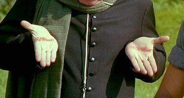 Когда плоть восстает и требует своего. Эти импульсы трудно подавлять в себе. Бренность своего требует. Ей невозможно противиться. Ты вспомни, тебе должны быть знакомы такие мгновения.
 Знакомы, конечно.
 Ага. И что ты делаешь?
 Да просто в сарае колю дрова.
 А...
 А ты что?
 Звоню в колокола.
 И часто звонишь?
 ...