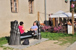 Симпатичная лавочка в городке Чешский Крумлов.