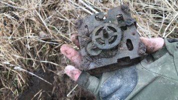 Обычный часовой механизм, от ходиков.