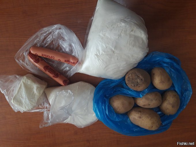 В городе Питкяранта в Карелии школьники из малообеспеченных семей получили на две недели продуктовые наборы, в которые вошли две сосиски, пять-шесть картофелин, маргарин, сахар и мука.