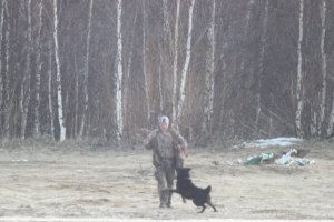 До мужика с собакой 400м, до церкви 700м. Объектив МТОМ + конвертор МС21 камера Canon 550, снимал без штатива. Всё никак не соберусь фоторужьё под него сделать. У меня он с родной блендой.