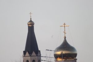 До мужика с собакой 400м, до церкви 700м. Объектив МТОМ + конвертор МС21 камера Canon 550, снимал без штатива. Всё никак не соберусь фоторужьё под него сделать. У меня он с родной блендой.