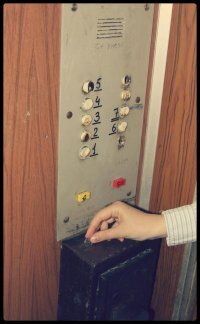 От себя добавлю две детали.1.Автор этого изобретения, построил также культовую гостиницу "Иверия", которую на сувенирной продукции видели наверное все жители союза. Увы, и она была уничтожен с приходом независимости.2. Плату за проезд в лифтах тоже стали брать после развала.Причем не только в этих башнях.Обычное явление для Тбилиси.