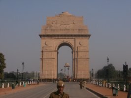 Насчет Дели полная фигня, может там смог и присутствует но не в таких количествах, а это обычный туман который бывает часто в январе. Вот фото январь 2017