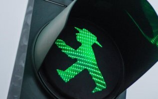 Ну это лучше, чем берлинский мужик с "рукой" )))