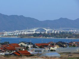 Он в самом деле необычный. Иллюзия скорее всего фотооптическая.)