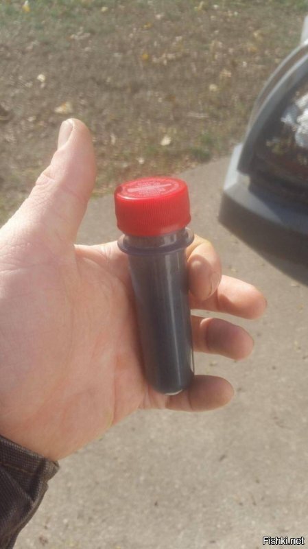 Это не "Самая маленькая бутылочка с колой", а заготовка – преформа из ПЭТ с навинченной крышкой от "Коки".