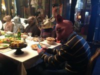 норм туса, не то что днюхи в детстве в 90е, с фотками на фоне ковра и тазика с оливье)))