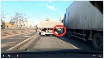 Да как же не из второго?
Вот же его жопа мелькает во втором ряду.