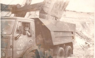 Эх.. молодость.. Пять лет в карьере на "татарине" отхерачил.
До сих пор снится. Классный самосвал. Даже в Ленинакан своим ходом мотались, развалины вывозили..