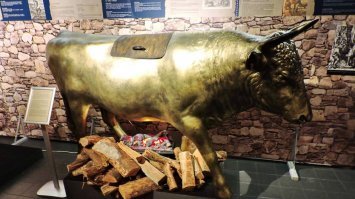 Вообще, это напоминает орудие пыток (казни) "Медный бык".