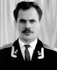 К вышеизложенному добавлю несколько фотографий: 
1. Командир К-8 капитан 2 ранга Всеволод Борисович Бессонов.
2. Моряки терпящей бедствие лодки.