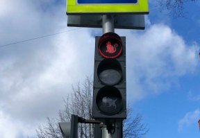 У нас с котиками сделали. Но заставили стереть. Типа нарушены нормы светопередачи-видно хуже. Но это правда стало видно чуть хуже. А потому сделали отдельный светофор для котов возле котофейни.))) (последнее фото)