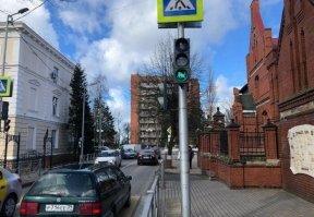 У нас с котиками сделали. Но заставили стереть. Типа нарушены нормы светопередачи-видно хуже. Но это правда стало видно чуть хуже. А потому сделали отдельный светофор для котов возле котофейни.))) (последнее фото)