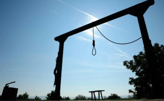 Этой фашиствующей персоне подойдет такой захват шеи