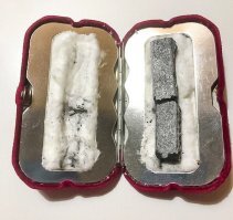 "Грелка для рук. Угольную палочку поджигали, после чего закрывали шкатулку. Доступ к воздуху оставался, устройство сохраняло тепло пару часов" © Fishki.net

Есть довольно удобный современный аналог - Каталитическая грелка.