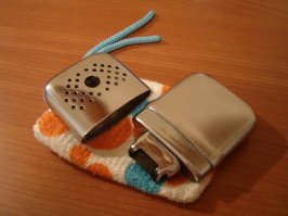 "Грелка для рук. Угольную палочку поджигали, после чего закрывали шкатулку. Доступ к воздуху оставался, устройство сохраняло тепло пару часов" © Fishki.net

Есть довольно удобный современный аналог - Каталитическая грелка.