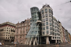 Вряд ли снимки, сделанные с земли, можно назвать аэрофотографиями. А такие в подборке присутствуют. Взять тот же вид на Танцующий дом в Праге. Где-то вкрался сбой.