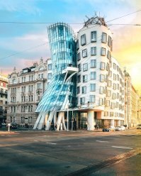 Вряд ли снимки, сделанные с земли, можно назвать аэрофотографиями. А такие в подборке присутствуют. Взять тот же вид на Танцующий дом в Праге. Где-то вкрался сбой.