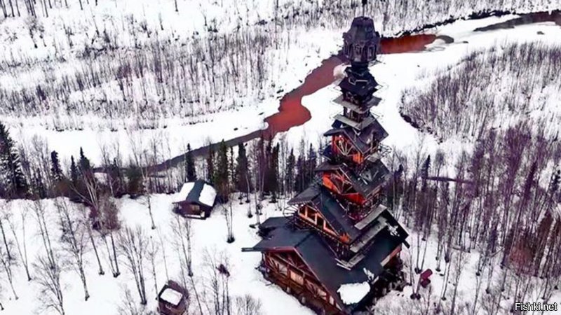 Американский адвокат по имени Филипп Вайднер (Phillip Weidner) потратил несколько лет своей жизни, что бы построить гигантскую хижину в лесу Аляски высотой целых 55 метров!
С вершин «Goose Creek Tower» открывается фантастический панорамный вид на расстояние 480 км
Эксцентричный мужчина хотел сделать ещё хижину выше, но к сожалению для него федеральное воздушное пространство начинается в этих местах с 60 метров...