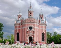 И почему все игнорят Церковь святого Иоанна Предтечи, Чесменскую церковь
 Уничтожение турецкого флота в результате успешного сражения в Чесменской бухте способствовало в дальнейшем укреплению позиций русского флота, и было стратегически важным для империи. В честь этого знакового события Екатерина II  повелела возвести Чесменскую церковь во славу русских воинов.