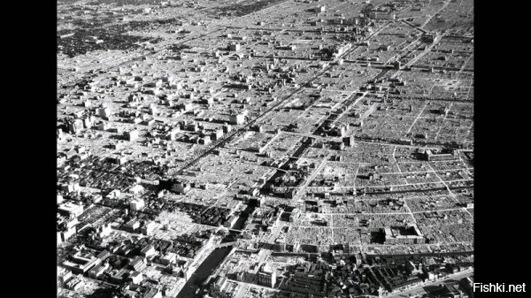 В ночь с 9 на 10 марта 1945 года при операции “Молитвенный дом” погибло 84 000 человек, ещё 40 000 жителей были ранены, более четверти миллиона зданий сгорело.