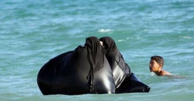 Это модель для либеральных исламских стран типа Туниса и т.п.
Там где нет нефти - к требованиям муфтиев относятся спокойнее. В наиболее требовательных исламских странах женщины или избегают пляжей или купаются как-то так: