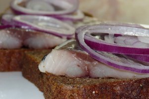 А согласитесь: от вида фотографии, где всё просто и вкусно, - и это не какой-то сложный салат, а всего лишь селёдочка с лучком на хлебе - слюнки побежали?