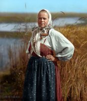 Хм... "Цветные"... Эти "цветные" фотографии напомнили мне зарю телевидения. Когда на чёрно-белые экраны прикрепляли целлулоидную плёнку, раскрашенную 3-4 полосами разного цвета. Типа "эмулятор цветного телевизора".  
Вот и эти такие же "цветные". Кто-то "намазал" цветных пятен как попало. 

Учись, автор! Тебе ещё ой как много нужно научится!







И вообще посмотри, как люди умеют:
