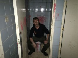 Его уже нет , 2 года назад снесли , жалко интересное было место  . Я когда внутри шарился сразу понял что восстанавливать не кто не чего не будет .  Когда последний раз там был уже сняли башни а после меня люди ходил за хабаром и говорят все не чего не осталось одни камни вывозят .Фотка на унитазе это в северном крыле у винных погребов и типа бань что ли , не понятно что там было кучи душевых винные погреба котельные и тд рядом с замком была церковь ее тоже снесли