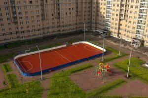 Временные катки ставят зимой на Новогодние праздники в центрах городов.
Ну т.е. ставят саму коробку, ограждение и лавочки потом убирают что бы не мешали.
Если коробки ставят в школах например, или как в данном случае в селе где их будут использовать не одну зиму и лето и они никому мешать не будут то никто их собирать \разбирать каждую весну не будет.

Помощник капитана.