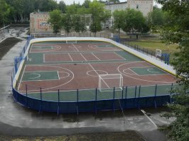 Временные катки ставят зимой на Новогодние праздники в центрах городов.
Ну т.е. ставят саму коробку, ограждение и лавочки потом убирают что бы не мешали.
Если коробки ставят в школах например, или как в данном случае в селе где их будут использовать не одну зиму и лето и они никому мешать не будут то никто их собирать \разбирать каждую весну не будет.

Помощник капитана.