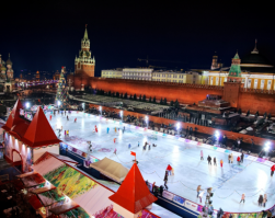 Временные катки ставят зимой на Новогодние праздники в центрах городов.
Ну т.е. ставят саму коробку, ограждение и лавочки потом убирают что бы не мешали.
Если коробки ставят в школах например, или как в данном случае в селе где их будут использовать не одну зиму и лето и они никому мешать не будут то никто их собирать \разбирать каждую весну не будет.

Помощник капитана.
