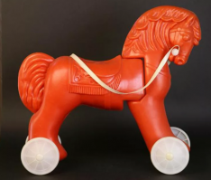 вот, они самые любимые....ну, ещё конь на колесах, которым яйца постояноо прищемлялись...но, он пластмассовый....