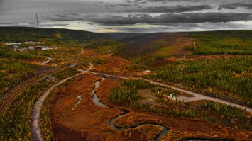 Въезд в Нерюнгри со стороны СерБора. Слева внизу - ветка железной дороги от Нерюнгри на Нижний Бестях. Съёмка - осень 2019г.