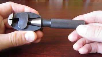 Да, название почему-то именно ручные тиски, в авиамодельном такими пользовались, даже сверла зажимали.