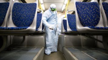 А головой подумать?? Не?

Вот представь забрали одного с ПОДОЗРЕНИЕМ на коронавирус , привезли , устроили в больницу и дальше без дезинфекции едут за следующим, потом ещё за следующим.........А у них не было коронавируса они уже его подхватили в Скорой которую не дезинфицировали.

А что бы машину продезинфицировать требуется скажем 10 минут и делать это нужно в закрытом боксе на территории больницы,, может быть просто тент \палатка в порядке живой очереди по 1-2 машины.
С учётом того что вызовов стал действительно больше.