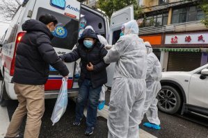 А головой подумать?? Не?

Вот представь забрали одного с ПОДОЗРЕНИЕМ на коронавирус , привезли , устроили в больницу и дальше без дезинфекции едут за следующим, потом ещё за следующим.........А у них не было коронавируса они уже его подхватили в Скорой которую не дезинфицировали.

А что бы машину продезинфицировать требуется скажем 10 минут и делать это нужно в закрытом боксе на территории больницы,, может быть просто тент \палатка в порядке живой очереди по 1-2 машины.
С учётом того что вызовов стал действительно больше.