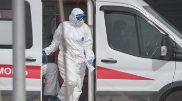 А головой подумать?? Не?

Вот представь забрали одного с ПОДОЗРЕНИЕМ на коронавирус , привезли , устроили в больницу и дальше без дезинфекции едут за следующим, потом ещё за следующим.........А у них не было коронавируса они уже его подхватили в Скорой которую не дезинфицировали.

А что бы машину продезинфицировать требуется скажем 10 минут и делать это нужно в закрытом боксе на территории больницы,, может быть просто тент \палатка в порядке живой очереди по 1-2 машины.
С учётом того что вызовов стал действительно больше.