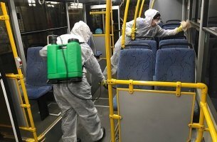 А головой подумать?? Не?

Вот представь забрали одного с ПОДОЗРЕНИЕМ на коронавирус , привезли , устроили в больницу и дальше без дезинфекции едут за следующим, потом ещё за следующим.........А у них не было коронавируса они уже его подхватили в Скорой которую не дезинфицировали.

А что бы машину продезинфицировать требуется скажем 10 минут и делать это нужно в закрытом боксе на территории больницы,, может быть просто тент \палатка в порядке живой очереди по 1-2 машины.
С учётом того что вызовов стал действительно больше.
