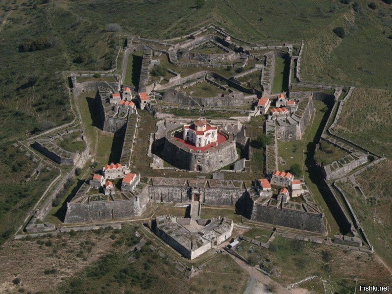 Цивилизация в которой делали эти шедевры состояла из ремесленников высшего класса. Бедных и ненужных не было. Всех убили. Территории заселили оборванцами и бунтарями. Которые не сильно далеко продвинулись. Но до спокойной красивой жизни как до....