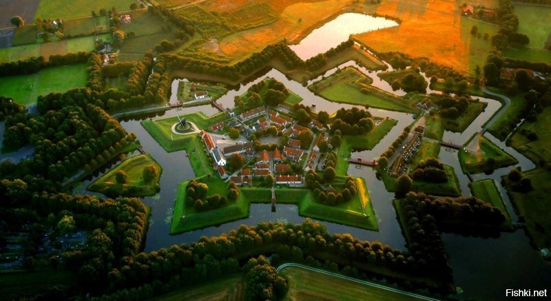 Цивилизация в которой делали эти шедевры состояла из ремесленников высшего класса. Бедных и ненужных не было. Всех убили. Территории заселили оборванцами и бунтарями. Которые не сильно далеко продвинулись. Но до спокойной красивой жизни как до....