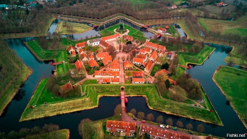 Цивилизация в которой делали эти шедевры состояла из ремесленников высшего класса. Бедных и ненужных не было. Всех убили. Территории заселили оборванцами и бунтарями. Которые не сильно далеко продвинулись. Но до спокойной красивой жизни как до....