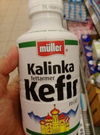 Бывая и работая за границей всегда ищу кефир....так как частенько приходиться есть в сухомятку....это пару образцов...немецкого и шведского....а в Греции в лидле покупал русский салат...похожий на наш оливье....на вкус конечно далеко не то...но есть можно...так как остальное вообще есть не возможно....